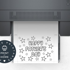 Op de afbeelding: Printbare kaart met de tekst "Happy Father's Day" omringd door sterren. De kaart wordt geprint op een printer.