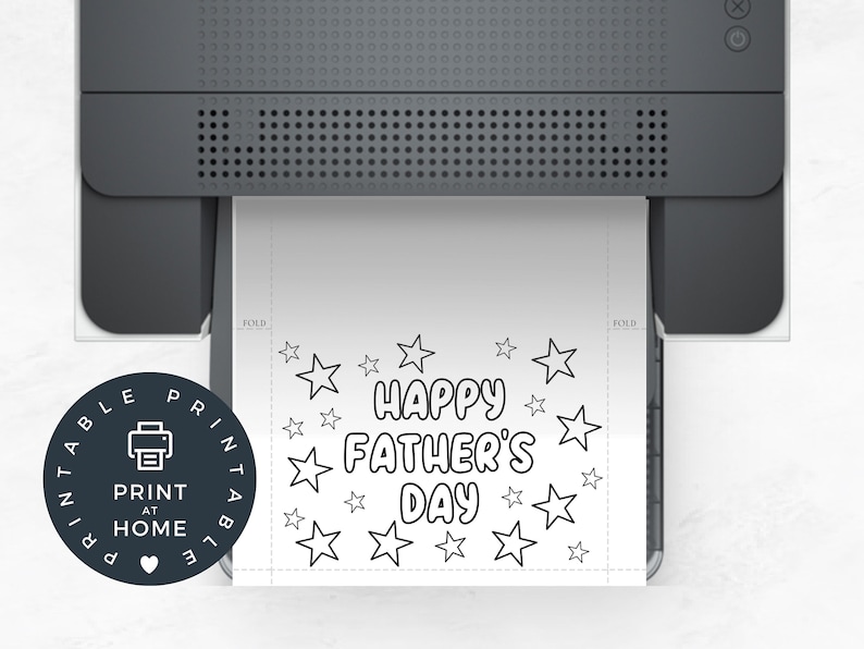Op de afbeelding: Printbare kaart met de tekst "Happy Father's Day" omringd door sterren. De kaart wordt geprint op een printer.