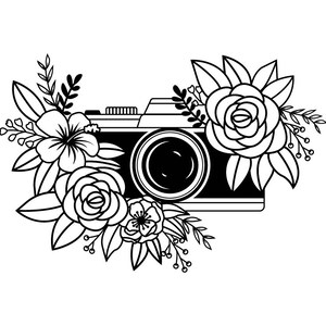 K&ouml;nnte beinhalten: Eine Schwarzwei&szlig;illustration einer Kamera mit einem Objektiv, das von Blumen umgeben ist. Die Blumen sind stilisiert und umfassen Rosen, Hibiskus und andere florale Elemente.