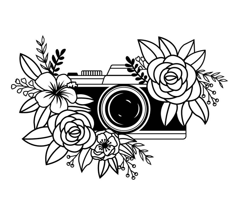 K&ouml;nnte beinhalten: Eine Schwarzwei&szlig;illustration einer Kamera mit einem Objektiv, das von Blumen umgeben ist. Die Blumen sind stilisiert und umfassen Rosen, Hibiskus und andere florale Elemente.