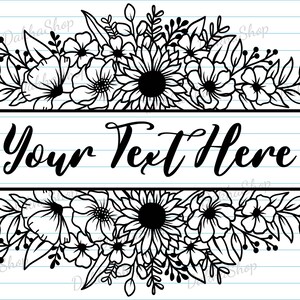 K&ouml;nnte beinhalten: Schwarzwei&szlig;es Blumenmuster mit einem Banner, auf dem "Your Text Here" steht. Das Design zeigt eine Vielzahl von Blumen, darunter Sonnenblumen, G&auml;nsebl&uuml;mchen und andere kleine Blumen.