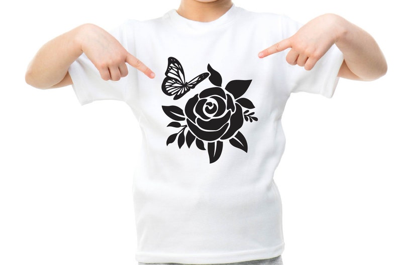 Pode incluir: Uma camiseta branca com uma silhueta preta de uma rosa e uma borboleta.