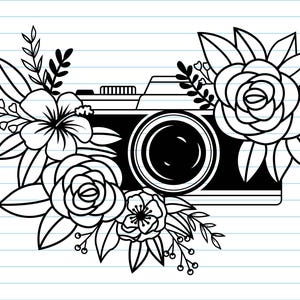 K&ouml;nnte beinhalten: Schwarz-wei&szlig;-Linienkunst-Illustration einer Vintage-Kamera mit floralem Design. Die Kamera ist von Blumen umgeben, darunter Rosen, Hibiskus und andere florale Elemente.