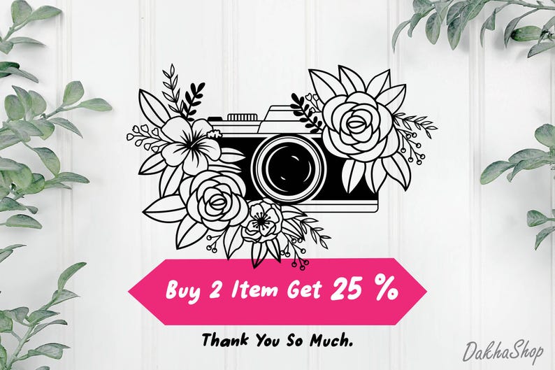 K&ouml;nnte beinhalten: Schwarz-wei&szlig;-Illustration einer Kamera mit floralen Details. Der Text "Buy 2 Item Get 25%" und "Thank You So Much." befindet sich unter dem Bild.