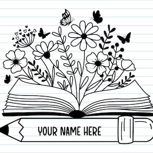 Peut inclure: Illustration en noir et blanc d'un livre ouvert avec des fleurs et des papillons. Un crayon avec le texte "YOUR NAME HERE" est en dessous du livre. L'image est sur du papier lign&eacute;.