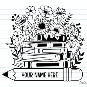 Peut inclure: Illustration en noir et blanc d'une pile de livres avec des fleurs et du feuillage. Un grand crayon est en bas avec le texte "YOUR NAME HERE". L'image est sur du papier lign&eacute;.