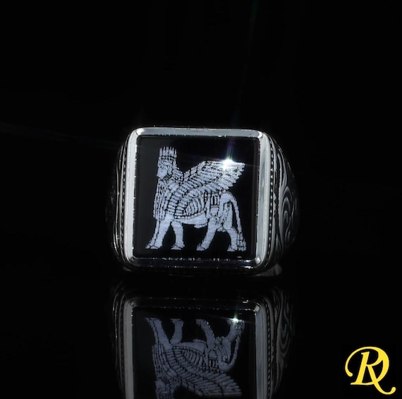 Silver ring with Onyx stone engraved Lamassu on the top