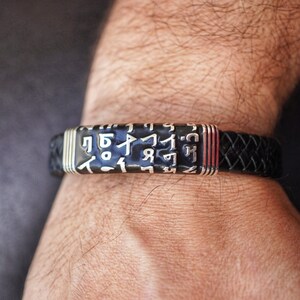 Pulsera de plata de ley y cuero con alfabeto asirio.