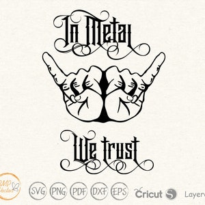 Op de afbeelding: Zwart-wit grafisch ontwerp met de tekst "In Metal We Trust" in een gestileerd lettertype. Het ontwerp toont twee handen die de "rock on" handbeweging maken.