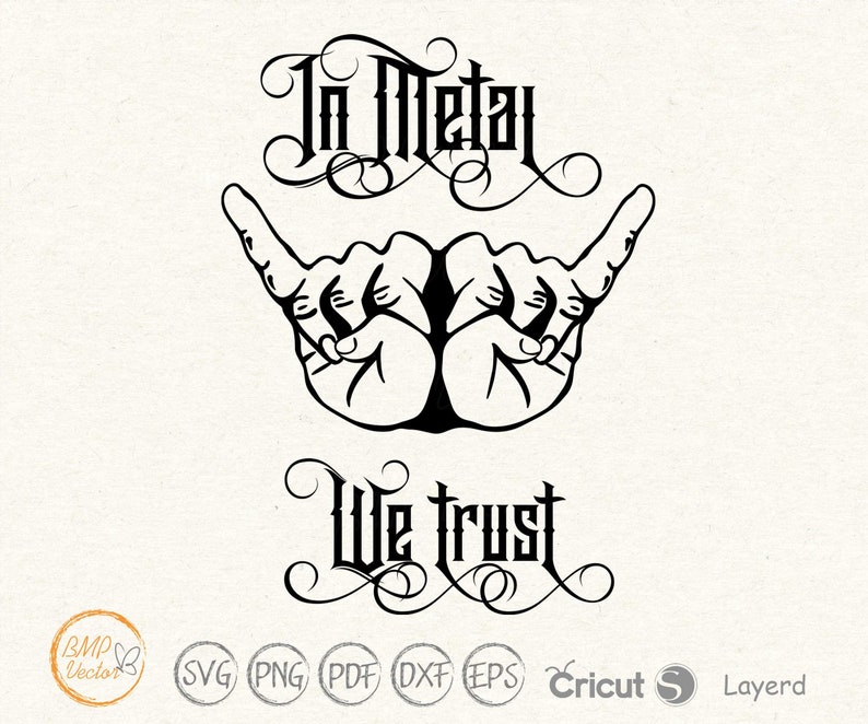 Op de afbeelding: Zwart-wit grafisch ontwerp met de tekst "In Metal We Trust" in een gestileerd lettertype. Het ontwerp toont twee handen die de "rock on" handbeweging maken.