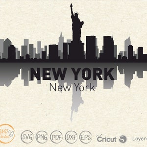 Może przedstawiać: Czarno-biała sylwetka panoramy miasta Nowy Jork z Statuą Wolności w centrum. Panorama odbija się w wodzie poniżej. Tekst "NEW YORK" i "New York" znajduje się pod panoramą.