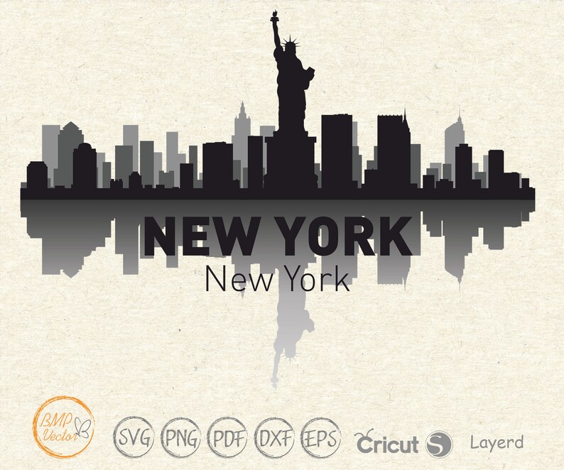 Może przedstawiać: Czarno-biała sylwetka panoramy miasta Nowy Jork z Statuą Wolności w centrum. Panorama odbija się w wodzie poniżej. Tekst "NEW YORK" i "New York" znajduje się pod panoramą.