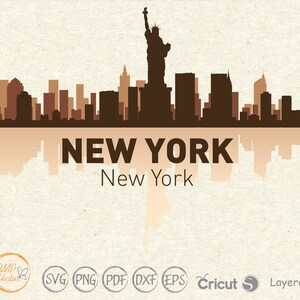 Może przedstawiać: Sylwetka panoramy miasta Nowy Jork z Statuą Wolności w centrum. Panorama odbija się w wodzie poniżej. Tekst "NEW YORK" i "New York" znajduje się pod panoramą.