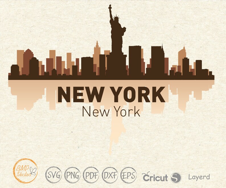 Może przedstawiać: Sylwetka panoramy miasta Nowy Jork z Statuą Wolności w centrum. Panorama odbija się w wodzie poniżej. Tekst "NEW YORK" i "New York" znajduje się pod panoramą.