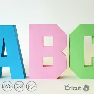 以下が含まれることがあります： 青、ピンク、緑の3Dペーパーレターで「ABC」と綴られています。
