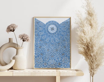 Könnte beinhalten: Ein gerahmter Druck eines blauen und weißen geometrischen Musters mit einem Mandala-Design. Der Druck ist in einem hellen Holzrahmen und hängt an einer weißen Wand.