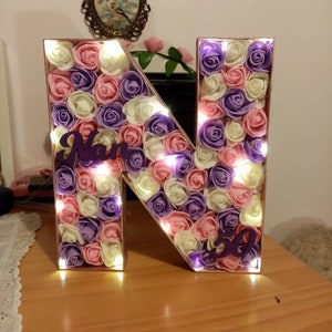 Blumenbuchstaben Lichter personalisiert freistehend oder Wandbehang mit Name