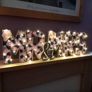 Letras luminosas independientes con forma de flor de Mr&Mrs