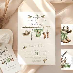 Chasseur d'invitations de baby shower pour garçon, jeu d'invitations de baby shower de chasse avec bébé canard colvert. Inclut une étiquette de cadeau, une carte de tirage de couches et plus encore.