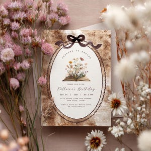 Pode incluir: Um cartão de convite de aniversário com uma moldura oval, com o texto "Chapter 30 Begins" e "Kathrine's Birthday". O cartão é adornado com um desenho floral e uma fita. O fundo tem uma impressão de jornal vintage.