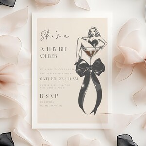 Puede incluir: Una invitaci&oacute;n rosa y blanca con texto negro y una ilustraci&oacute;n en blanco y negro de una mujer sentada en una copa de martini. El texto dice "She's a Tiny Bit Older" e incluye la fecha y la hora del evento. Tambi&eacute;n se incluye la informaci&oacute;n de RSVP.