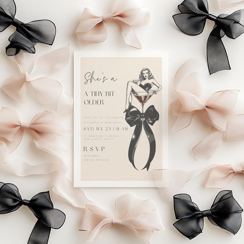 Puede incluir: Una invitaci&oacute;n rosa y blanca con texto negro y una ilustraci&oacute;n en blanco y negro de una mujer sentada en una copa de martini. El texto dice "She's a Tiny Bit Older" e incluye la fecha y la hora del evento. Tambi&eacute;n se incluye la informaci&oacute;n de RSVP.