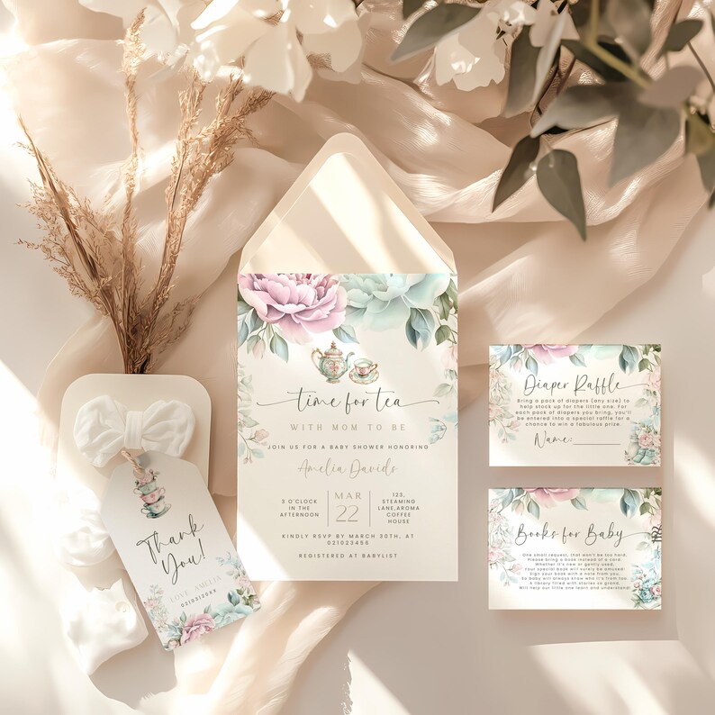K&ouml;nnte beinhalten: Eine Babyparty-Einladung mit einem floralen Design und dem Text "Time for Tea with Mom to Be". Die Einladung enth&auml;lt das Datum, die Uhrzeit und den Ort der Veranstaltung. Es gibt auch Karten f&uuml;r eine Windeltombola und B&uuml;cher f&uuml;r das Baby.