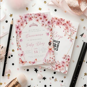 Puede incluir: Invitación rosa y blanca con un diseño floral y mariposas. La invitación es para una celebración de Quinceañera para Gaby Diaz el 14 de abril. RSVP antes del 15 de marzo.