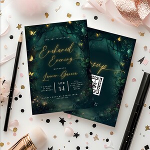 Könnte beinhalten: Eine Einladung zu einem Verzauberten Abend zu Ehren von Lauren Garcia am 14. April um 15:00 Uhr. Die Einladung zeigt einen dunkelgrünen Hintergrund mit einer Waldszene, goldenem Glitzer und Schmetterlingen. Der Text ist in goldenen Buchstaben. Die Veranstaltung findet im 123. Steaming Lane Aroma Coffee House statt. RSVP bis zum 10. März unter 21823436.