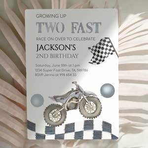 Może przedstawiać: Białe zaproszenie z niebiesko-szarym motocyklem terenowym, szachownicą i dwoma balonami. Tekst na zaproszeniu brzmi: "Growing Up Two Fast, Race On Over To Celebrate Jackson's 2nd Birthday, Saturday, June 10th at 1 pm, 1234 Super Fast Drive, TA, 589786, RSVP Jenna at 998 654 33".