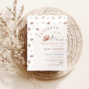 Puede incluir: Una invitación para un baby shower con temática de fútbol americano. La invitación presenta una ilustración de un balón de fútbol, un casco y un biberón. El texto dice "Tailgate and Celebrate" e incluye los detalles del evento: Olivia Johnson, 15 de diciembre.