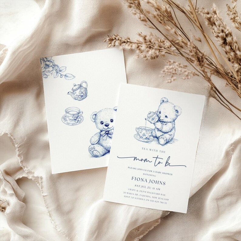 Peut inclure: Invitation de f&ecirc;te pr&eacute;natale bleu et blanc avec un ours en peluche tenant une th&eacute;i&egrave;re et une tasse &agrave; th&eacute;. L'invitation indique "Tea with the mom to be" et comprend la date, l'heure et le lieu de l'&eacute;v&eacute;nement.