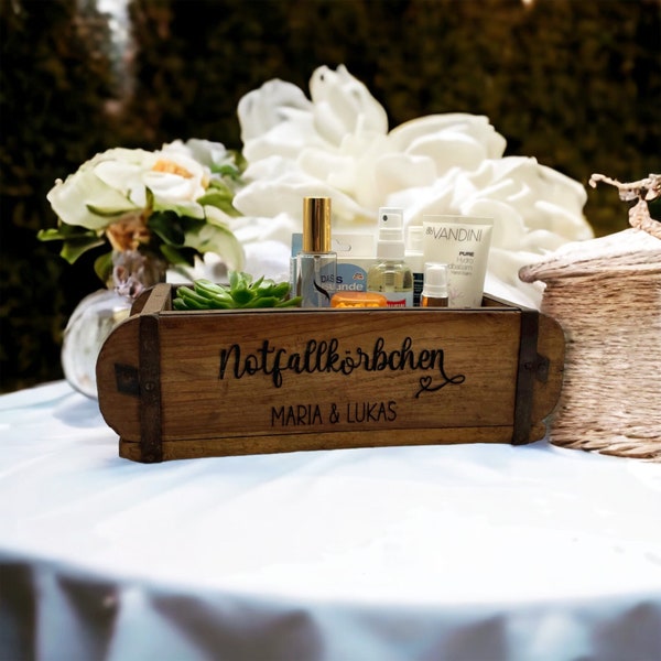 Vintage Hochzeit: Personalisierbares Notfallkörbchen und Antike Ziegelform als Dekoration