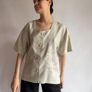 Vintage linen blouse with embroidered floral detail/ 1980s/ square Neck/ size L, large