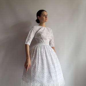 Vintage 1950s white lace dress/ full skirt with built-in tulle/ 1950s prom dress/ extra small size