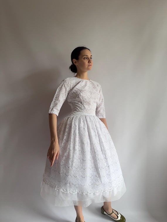 Vintage 1950s White lace dress/ full skirt with built-in tulle/ 1950s prom dress/ extra small size