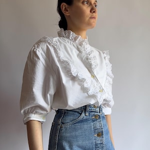 Vintage white cotton blouse with ruffle trim/ 1980s/ WE-TEX Young Collection/ medium size
