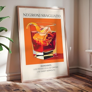 Puede incluir: Un póster con fondo naranja que muestra un vaso de cóctel Negroni Sbagliato con una rodaja de limón. El texto del póster dice "Negroni Sbagliato" e "Ingredientes: 3 oz de Prosecco • 1 oz de Campari • 1 oz de Vermut dulce".
