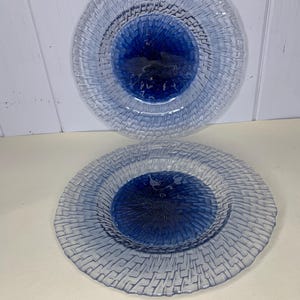 2 platos de postre vintage de vidrio azul de 20 cm de mediados de siglo