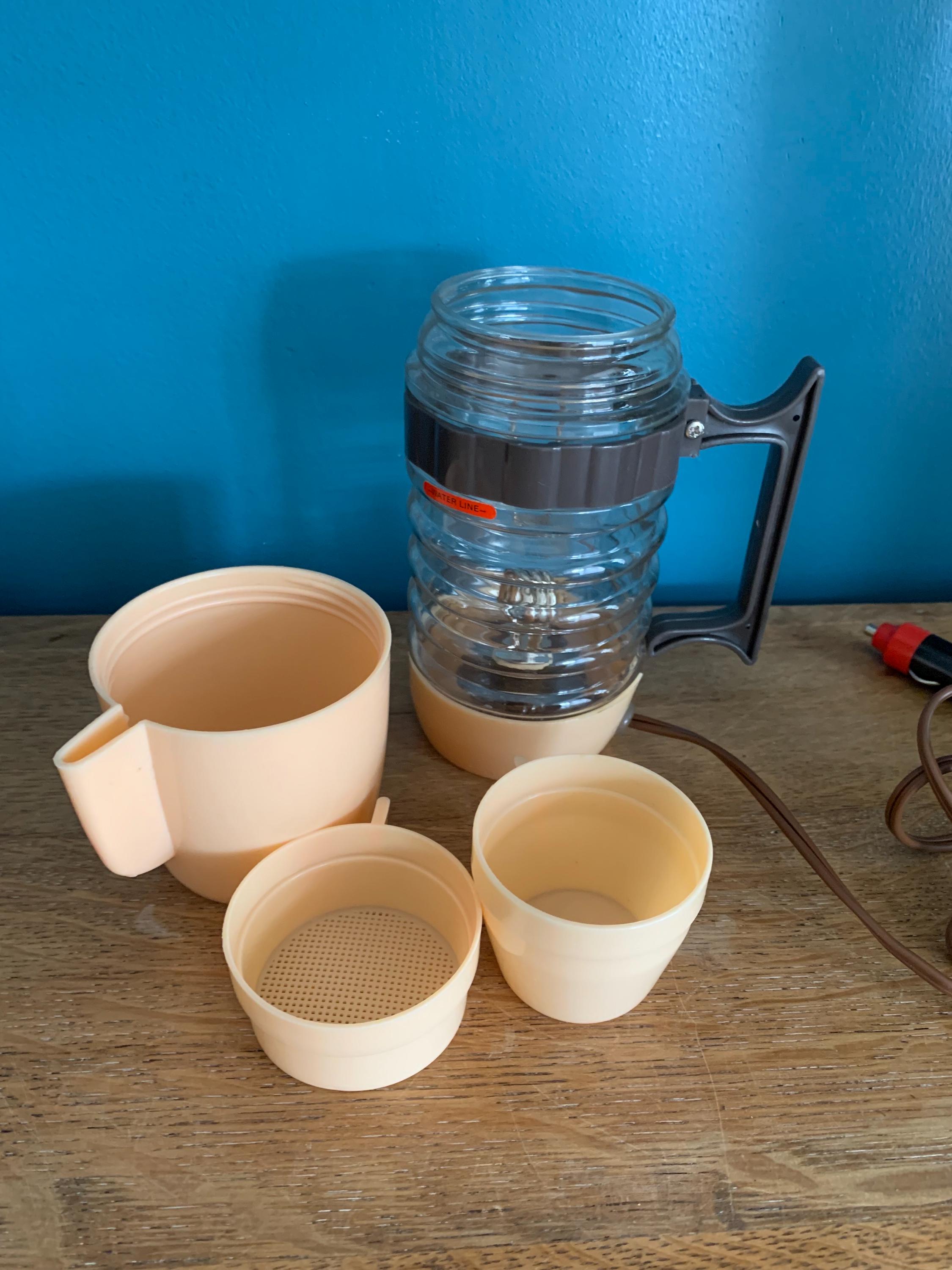 Cafetière automatique vintage dans une boîte, camping rétro des années 1970 - France