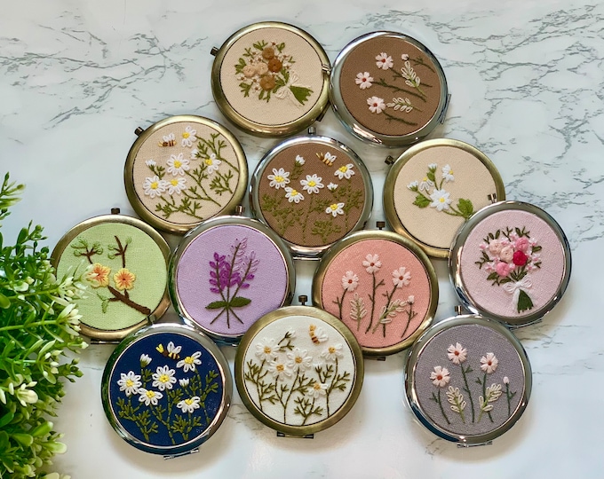 Floral Hand-Embroidered Compact Mirror – Handmade Linen Pocket Mirror