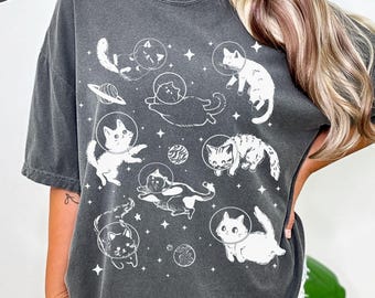 宇宙猫の快適カラーTシャツ：レトロギャラクシー猫好きシャツ | セレスティアル・キトゥンズ