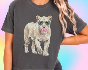 Maglietta Boxy con leonessa e occhiali da sole color gomma da masticare / Maglietta con stampa di animali carini / Maglietta divertente con leone bianco