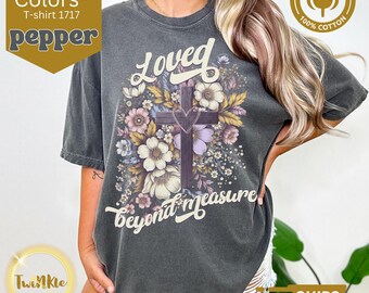 Könnte beinhalten: Anthrazitfarbenes Comfort Colors T-Shirt mit dem Text "Loved beyond measure" und einem floralen Kreuzdesign. Das T-Shirt hat einen Rundhalsausschnitt und kurze Ärmel. Hergestellt aus 100% Baumwolle.