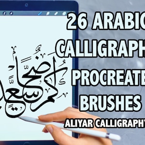 Puede incluir: Una tableta digital muestra caligrafía árabe con un lápiz óptico. La pantalla muestra escritura árabe negra y el texto "26 Arabic Calligraphy Procreate Brushes" y "Aliyar Calligraphy" en blanco.