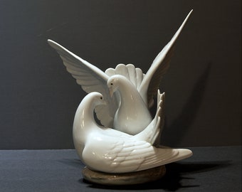 LLADRÓ Porcelain Figurine, "Love Nest LLADRÓ" (Glaze Finish) #6291 Valentine Gift for Her