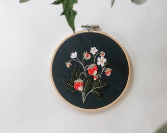 Embroidery Pattern:  Strawberry, PDF pattern, beginner embroidery, diy embroidery art, botanical embroidery, floral hand embroidery.