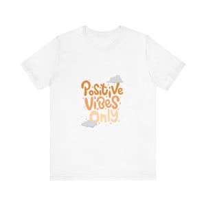 T-shirt Positive Vibes Only | écriture rétro, nuages, couleurs du soleil