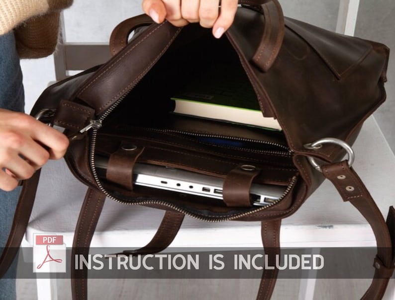 Puede incluir: Un bolso tote de cuero marr&oacute;n con cierre de cremallera y un bolsillo grande en la parte delantera. El bolso est&aacute; abierto y se puede ver un port&aacute;til y un libro en su interior. El texto "INSTRUCTION IS INCLUDED" est&aacute; impreso en la parte inferior de la imagen.