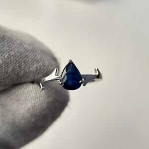 Vintage Oval Blue Sapphire Ring: 14K Gold Diamond Accent